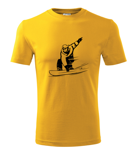Žluté tričko snowboardista