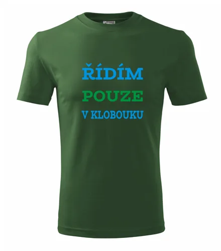 Lahvově zelené tričko Řídím pouze v klobouku