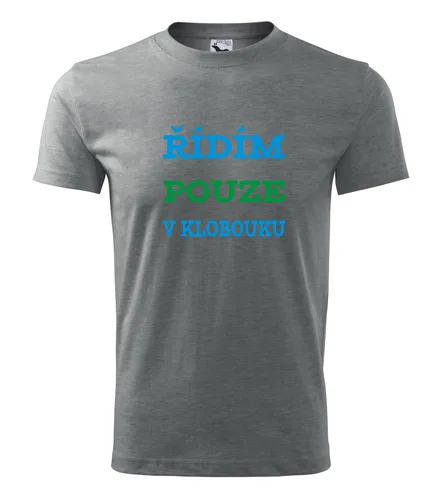Šedé tričko Řídím pouze v klobouku