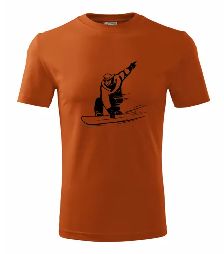 Oranžové tričko snowboardista