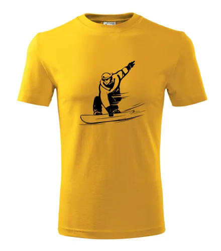 Žluté tričko snowboardista