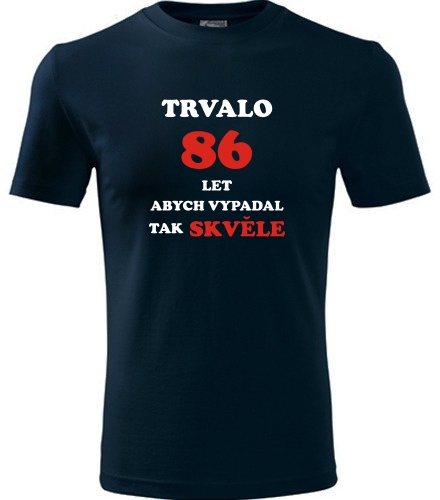 Tmavě modré tričko trvalo 86 let