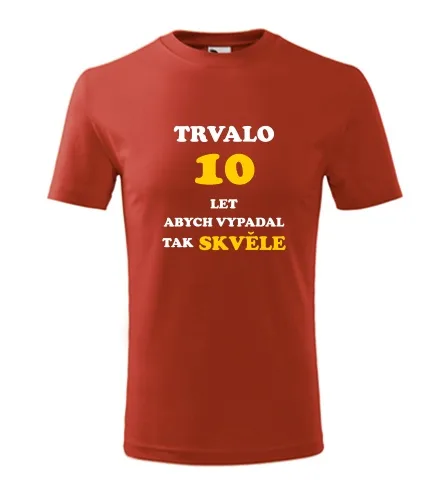 Červené dětské tričko trvalo 10 let